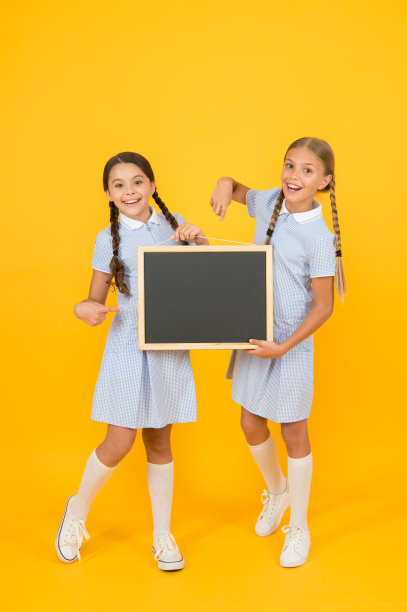 女学生写书法