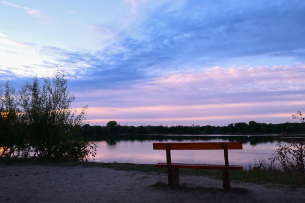 黄昏,公园孤独的长椅