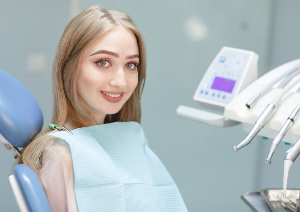 一名牙医在手术中看着摄像机
