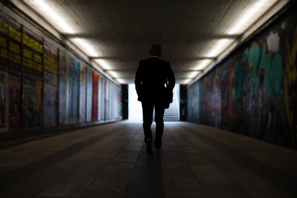 仅一个中年男人