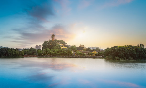 镇江地产背景
