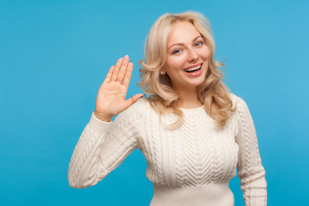 友善姿态张开双手微笑迎接你