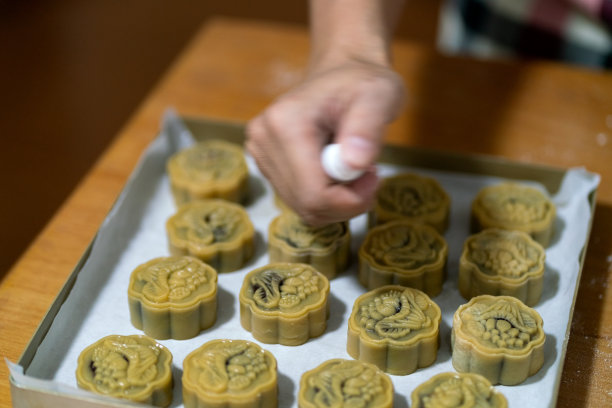 面点师在做中秋节传统美食月饼