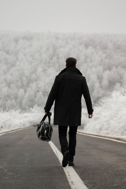 仅一个中年男人