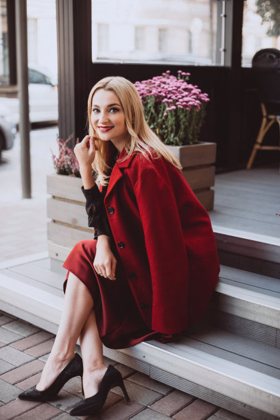 红衣图案优雅美人