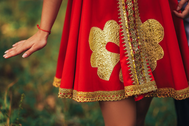 红衣图案优雅美人