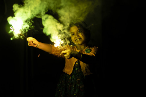 印度小女孩在放烟火