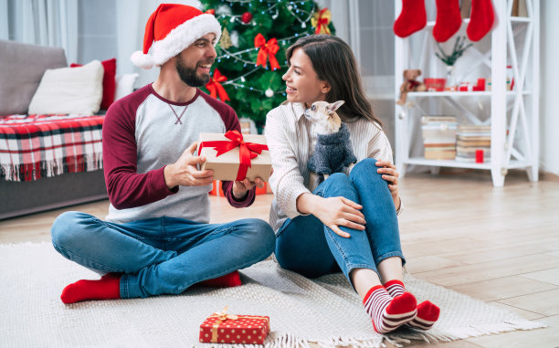 年轻的情侣在一起