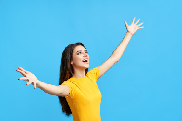 友善姿态张开双手微笑迎接你