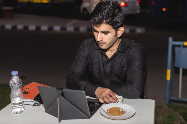 印度大学生使用平板电脑