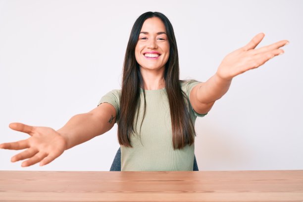 友善姿态张开双手微笑迎接你