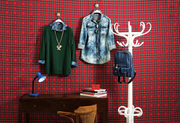 红底格纹服饰图案