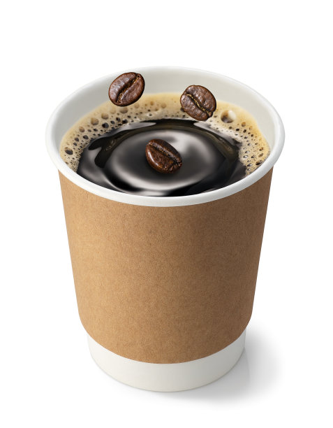 一杯热咖啡和散落的咖啡豆