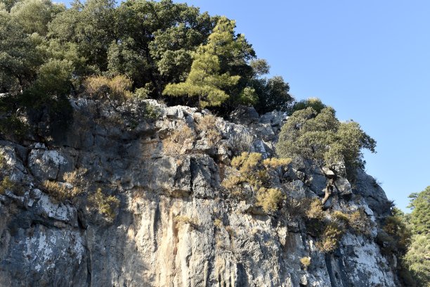 峡谷风光峭壁绿植蓝天