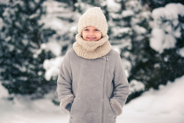 行走在雪地中的人
