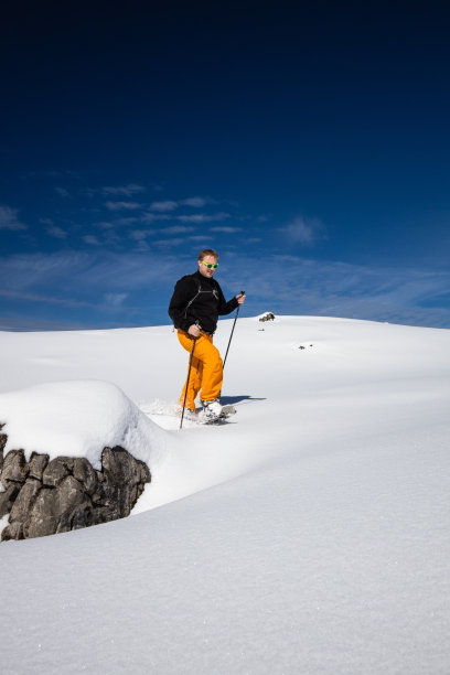 行走在雪地中的人