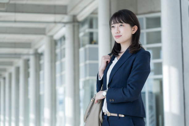 仅一个中年女人