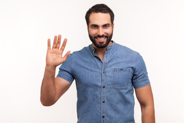 友善姿态张开双手微笑迎接你