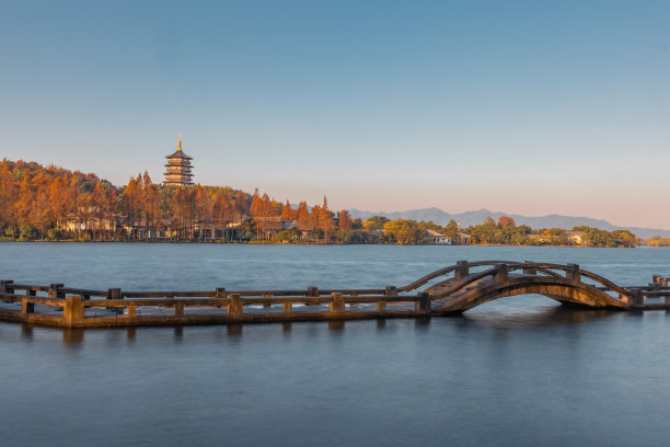 清晨下的杭州西湖山水风光