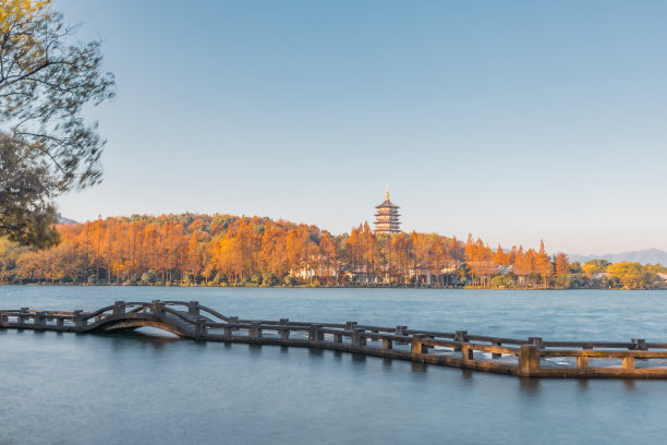 西湖日出全景