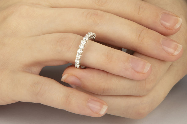 璀璨闪耀钻石订婚戒指