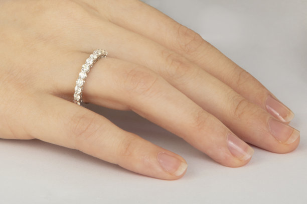 璀璨闪耀钻石订婚戒指