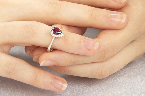 璀璨闪耀钻石订婚戒指