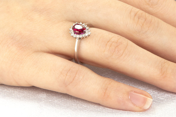 璀璨闪耀钻石订婚戒指