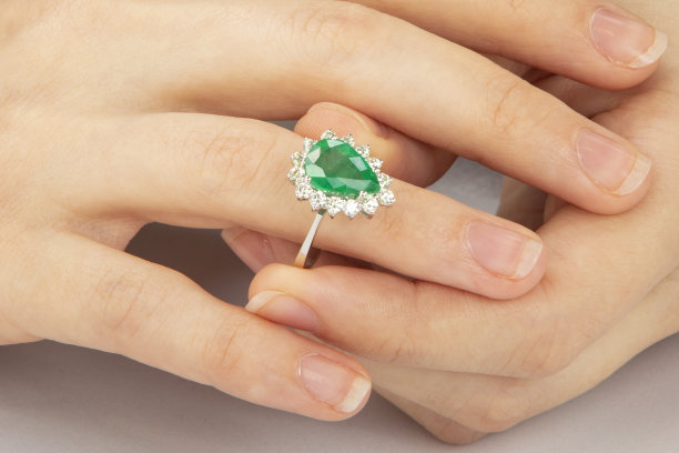 璀璨闪耀钻石订婚戒指