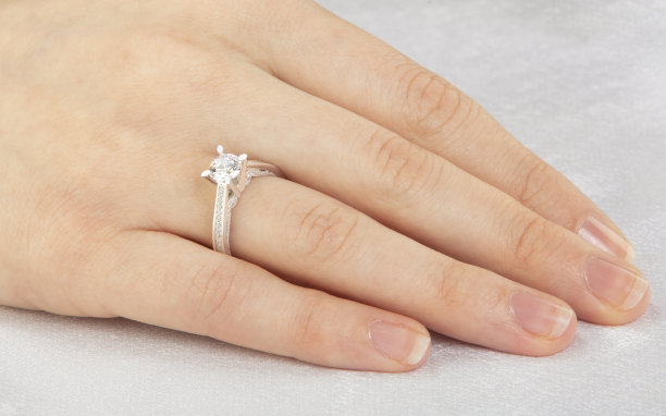 璀璨闪耀钻石订婚戒指