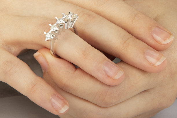 璀璨闪耀钻石订婚戒指