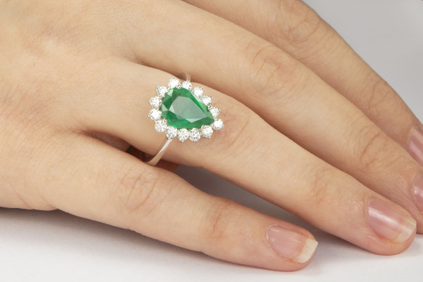 璀璨闪耀钻石订婚戒指