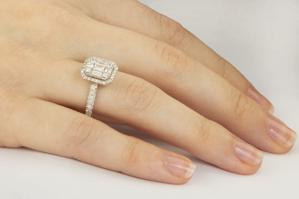 璀璨闪耀钻石订婚戒指