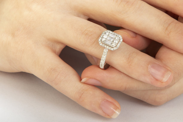 璀璨闪耀钻石订婚戒指