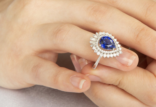 璀璨闪耀钻石订婚戒指