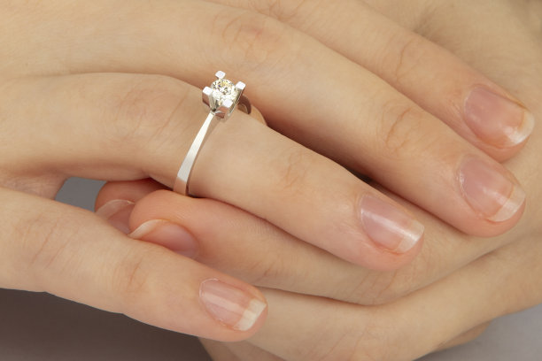 璀璨闪耀钻石订婚戒指