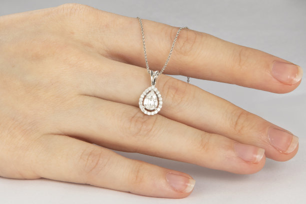 璀璨闪耀钻石订婚戒指