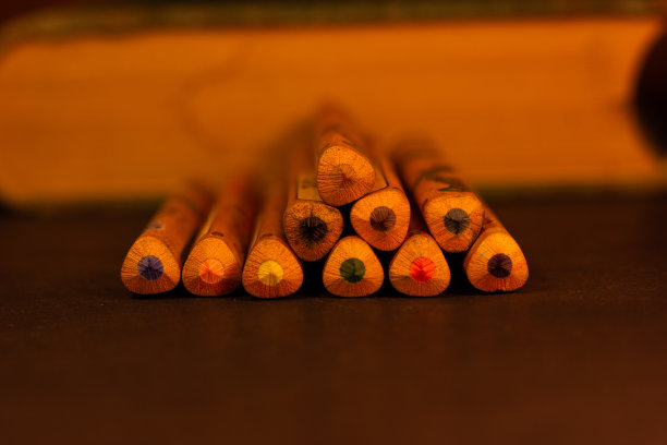 彩色铅笔和调色板和书架