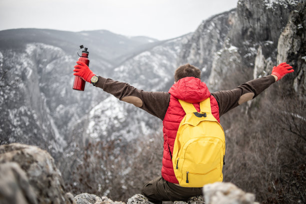 行走在雪地中的人