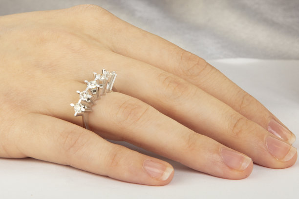 璀璨闪耀钻石订婚戒指