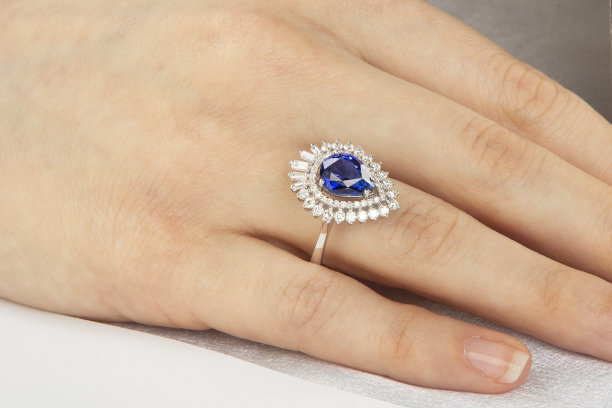 璀璨闪耀钻石订婚戒指