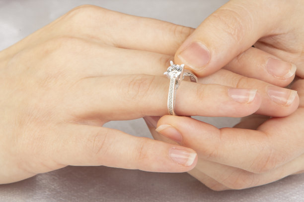 璀璨闪耀钻石订婚戒指