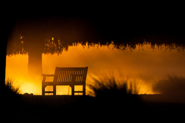 黄昏,公园孤独的长椅
