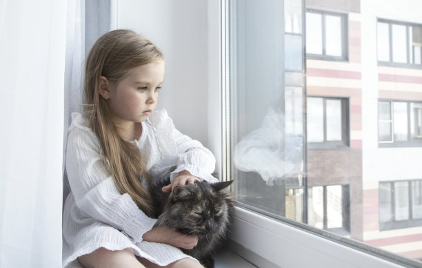 可爱猫咪小女孩