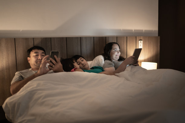 简约现代风格温馨卧室