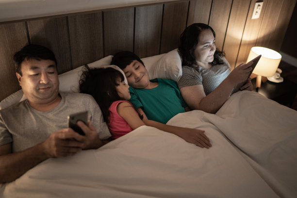 简约现代风格温馨卧室