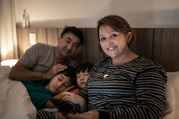 简约现代风格温馨卧室