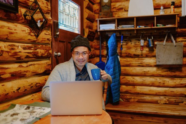 仅一个中年男人