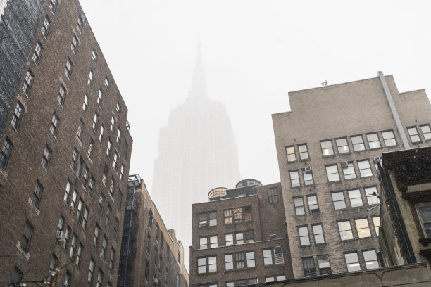 纽约雾气中大楼街头烟雾