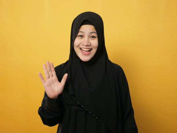 友善姿态张开双手微笑迎接你